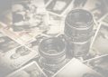 Сите мислеа дека ова куче тагува по својот сопственик… сè додека не видоа што се наоѓа под него
