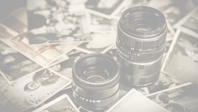 Сите мислеа дека ова куче тагува по својот сопственик… сè додека не видоа што се наоѓа под него